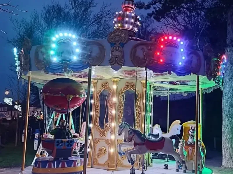 Carrousel de Noël illuminé en place sur un marché