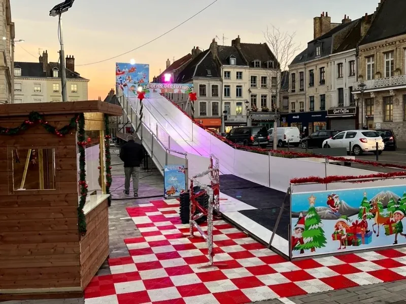 Glisse des lutins sur un marché de Noël
